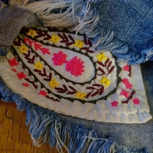 Harper Blue Jean Shorts - Womens - Size 27 - Embroidery Detail on Front Pockets - Picture 4 of 4